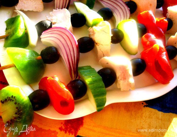 Оливка идёт через каждый кусочек.