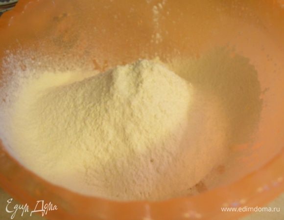 Муку смешать с щепоткой соли и сахаром.