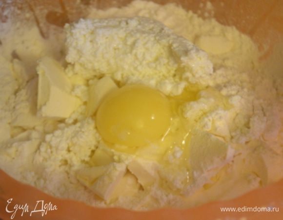 Добавить яйцо, сметану и холодное масло, нарезанное кубиками.
