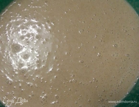 Добавляем к сыворотке овсяную муку, хорошо перемешиваем и отставляем в сторону (я преследовала две цели: дать остыть сыворотке и дать набухнуть цельнозерновой муке)...