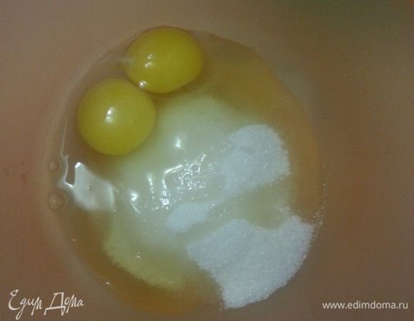 Сахар и яйца взбиваем до полного растворения сахара...