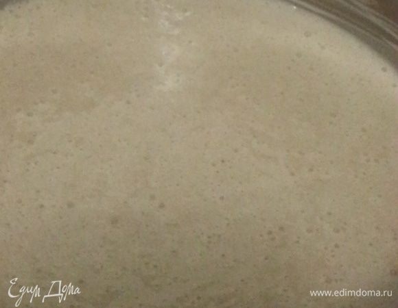 Добавляем яично-сахарную смесь к сыворотке, просеиваем разрыхлитель и пшеничную муку, хорошо перемешиваем миксером, добавляем растительное рафинированное масло (в моем случае это было подсолнечное). Смазываем чашу мультиварки сливочным маслом, выливаем полученную смесь. Выбираем программу выпечка 1,5 часа. По окончании даем остыть в чаше.