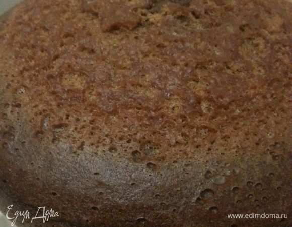 Вот такой получается бисквит, не совсем идеален (в самом центре небольшой вулкан), но расстраиваться я не стала, решила, что крем меня спасет...