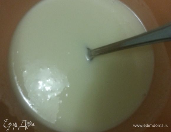 Сметану перемешиваем с сахаром