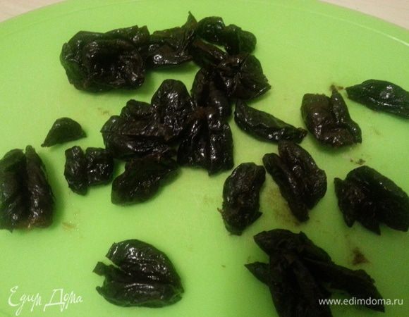Чернослив моем (у меня был сочный, замачивать не было необходимости), каждую порезала на 2 части.