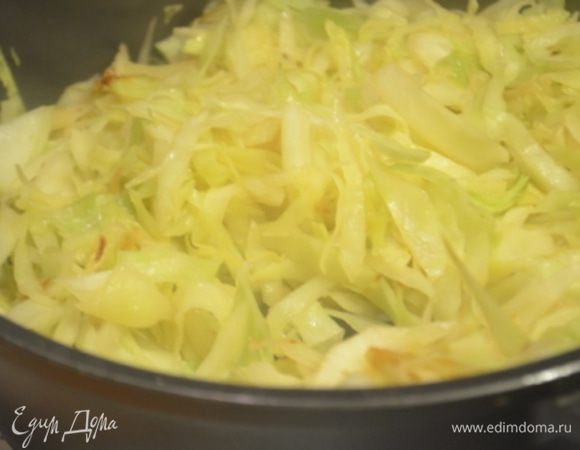 Капусту тонко нашинковать и обжарить на разогретом растительном масле около 10 минут.
