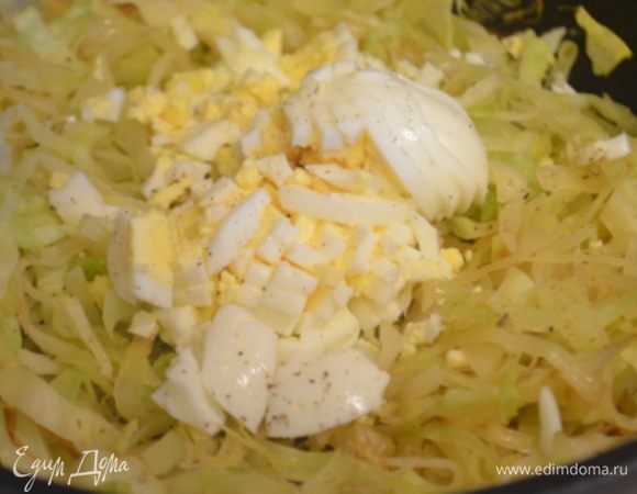 В капусту добавить яйца, посолить и поперчить (начинку попробовать на вкус).
