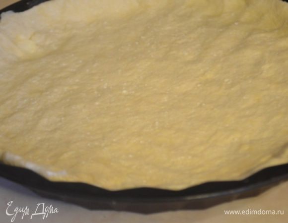 Раскатываем бОльшую часть и переносим в форму 28 см, делаем небольшие бортики.