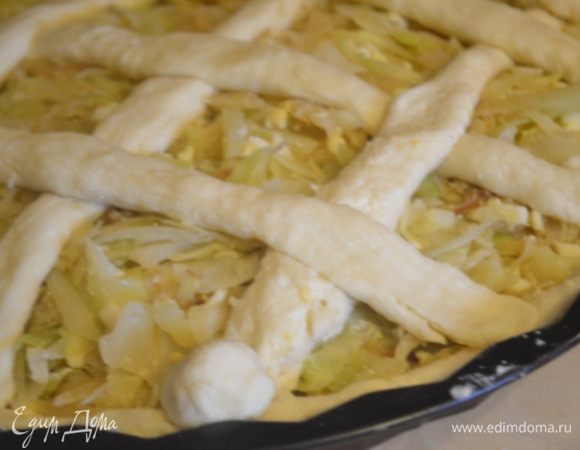 Из оставшегося теста скатываем жгутики и делаем решетку.