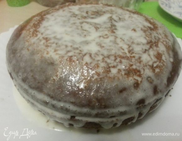 Самым сложным для меня было - это разрезать на коржи, теперь я понимаю, что лучше было бы еще подождать и остудить капитально, но... в следующий раз я обязательно исправлюсь. Смазываем коржи кремом, укладывая чернослив, ушло у меня меньше половины крема...