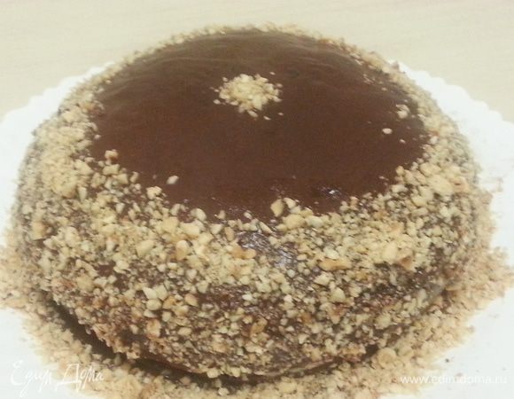 Облить глазурью торт, бока присыпать фундуком.