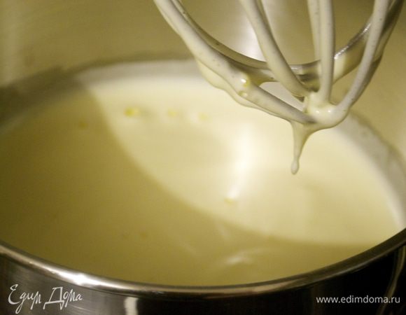 Духовку предварительно разогреть до 180 С. Яйца (5 шт.) взбить с сахаром до получения светлой воздушной массы и до полного растворения сахара. Миндаль измельчить.