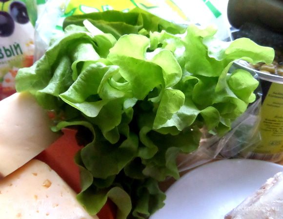 Салатные листья промываем,просушиваем,отбираем самые широкие.
