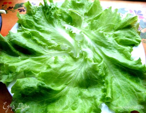 Стелим их на плоское широкой блюдо.