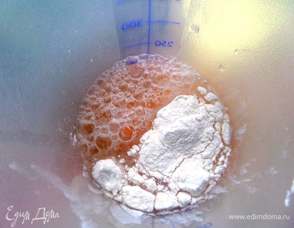 Вместо варёных яиц будем использовать омлетик...Для этого в шейкере собьём яйца,чайную ложку муки и воду+соли щепотку.