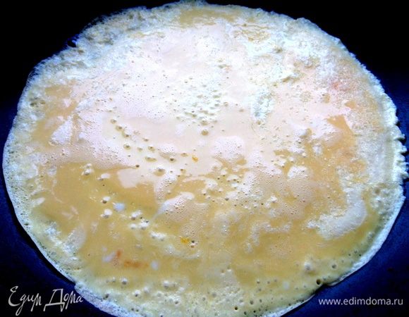 Сделаем два омлета...Один толще,другой тоньше.