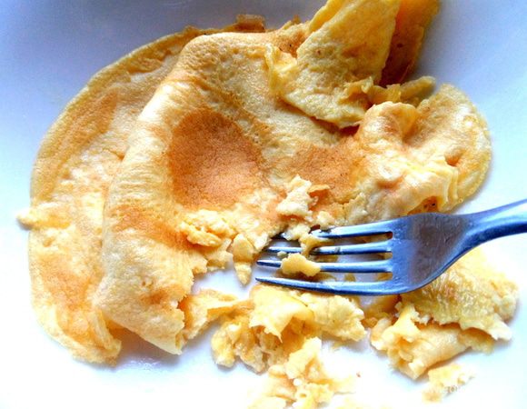 Растреплем вилкой сразу омлет,который потолще.