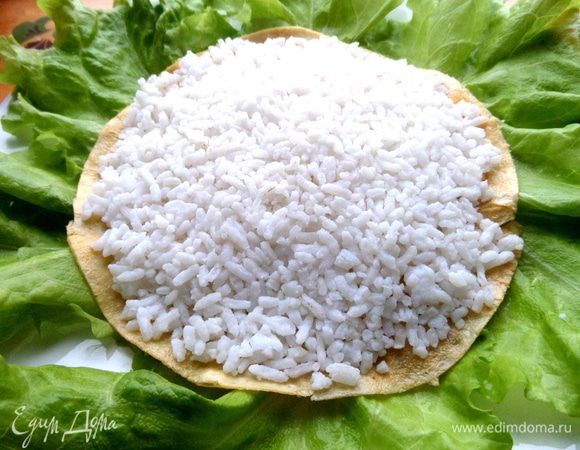 Отвариваем рис и прижимаем немного горкой.