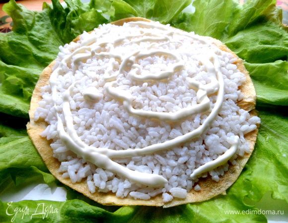 Выдавливаем майонез спиралькой.