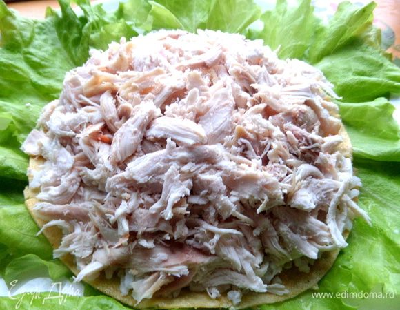 Курицу растрепать на волокна и утрамбовать следующим слоем. Куриную грудку я брала, поджаренную на гриле.