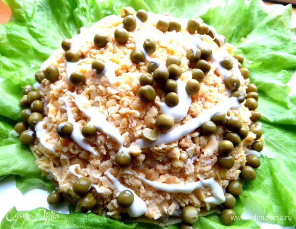 Немного майонеза и зелёного горошка.