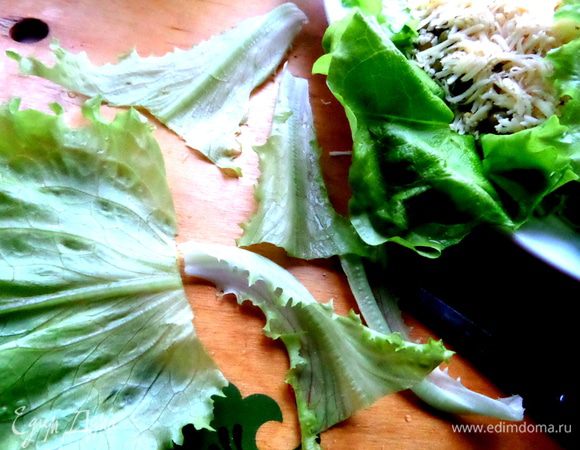 Обрезаем листья салата кухонными ножницами.
