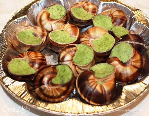 Нагреть духовой шкаф до температуры 200 градусов, запекать улитки 7-10 минут. Выложить их таким образом, чтобы соус был сверху и не вытекал при запекании