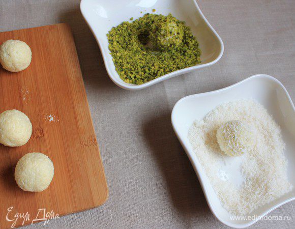 Обваливаем теперь в кокосе и фисташках. Можно заменить фисташки на кунжут.