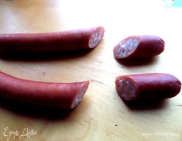 Колбаски отварить,остудить и отрезать кусочек наискосок.