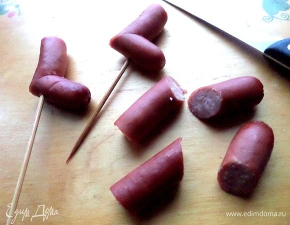 Второй кусочек подлиннее отрезаем и собираем типа сапожка...Нанизываем всю конструкцию на шпажку. Лишнее отламываем.