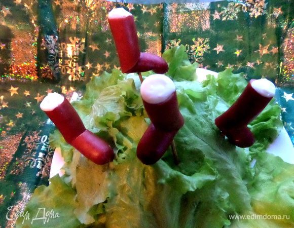 Втыкаем в салат,украшаем каплей майонеза и кусочком помидорки.