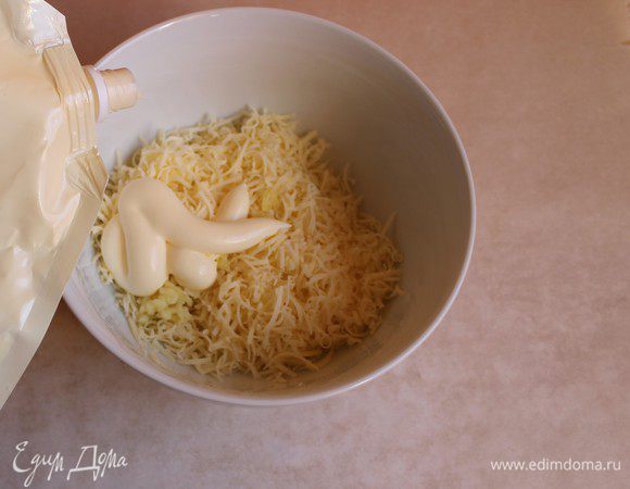 Я делала две начинки. Итак делаем первую начинку. Ну тут все просто, сыр натираем на мелкой терке, добавляем выдавленный чеснок и 2 ложки майонеза. Все размешаем.