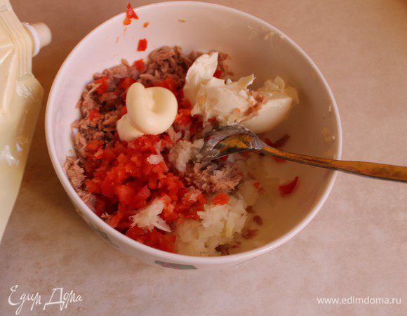 Делаем вторую начинку. Измельчим луковицу, перец. Сольем масло из консервов. И растолчём вилкой. Теперь смешаем все, добавим сливочный сыр и майонез. 