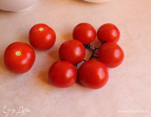 Берем помидорки. Помоем. Срежем верхнюю часть, удалим семена ложкой. А верхушку разрежем пополам и тоже очистим от семян.