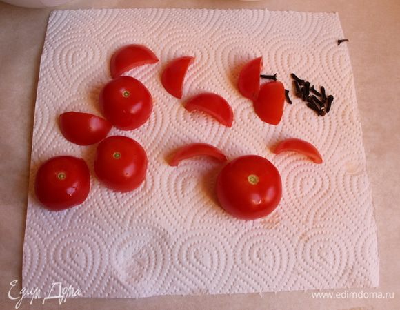Перевернем помидоры на салфетку и дадим стечь соку.