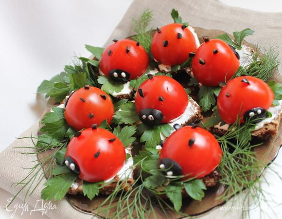 Ну если вы не хотите делать с начинкой, то можно просто обрезать помидорки, и сделать голову и пятна из оливок.И выложить на кусочки хлеба намазанные сыром сливочным.  Вот такой еще вариант!