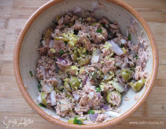 Добавить цедру, сок лимона ( 1,5 ч.л.) и оливковое масло. Приправить черным молотым перцем и солью по вкусу. 