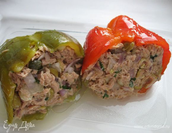 Заполнить начинкой перцы. Смазать маслом и отправить в духовку, разогретую до 200 градусов минут на 15. Вынуть из духовки. 