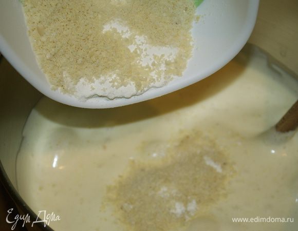 Смешать молотый миндаль, муку и щепотку соли. Добавить сухие ингредиенты к взбитым яйцам и осторожно перемешать. 