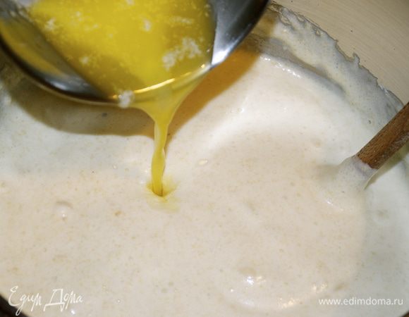 Растопить сличовное масло и влить акуратно в смесь. Снова перемешать.