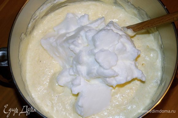 Отдельно взбить белки в крепкую пену и добавить их в тесто.