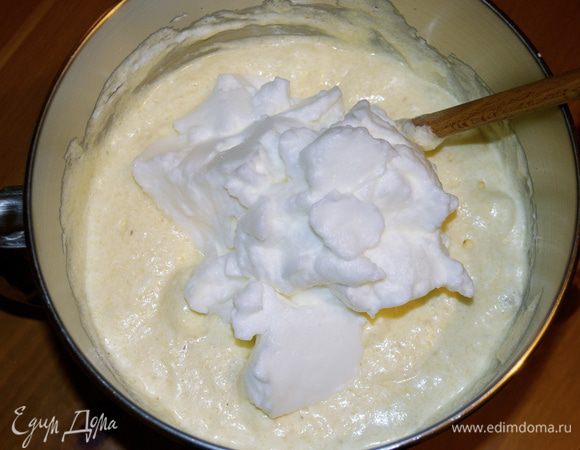 Отдельно взбить белки в крепкую пену и добавить их в тесто.