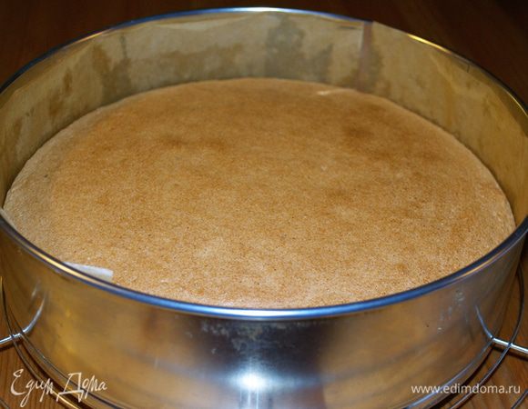 Полученное тесто переложить в форму для выпечки (24 см), предварительно смазанную маслом и присыпанную мукой (или выстелить бумагой для выпечки). Выпекать в заранее разогретой духовке 30-35 минут (следить по своей духовке и готовность бисквита обязательно проверить деревянной шпажкой!). Готовый бисквит достать из духовки, дать постоять 10 минут в форме, а затем полностью отсудить его на решетке.