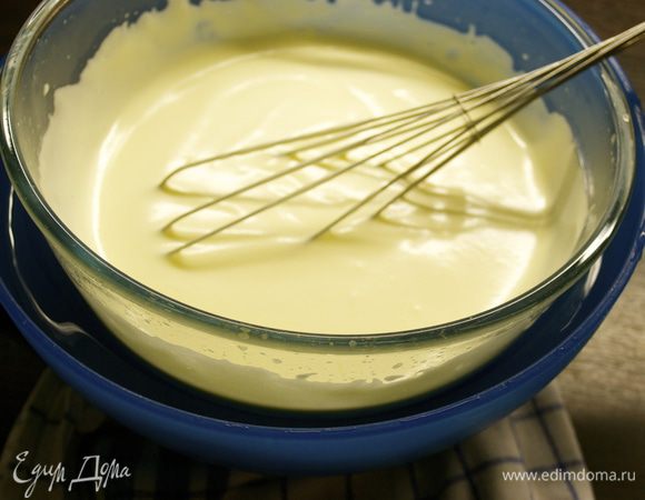 Теперь снять миску с яичной смесью с бани и поставить сразу же в миску бОльшего размера со льдом! (у меня не было столько льда, поэтому я поставила в миску, наполненную очень холодной водой.) Продолжать мешать до остывания крема.  