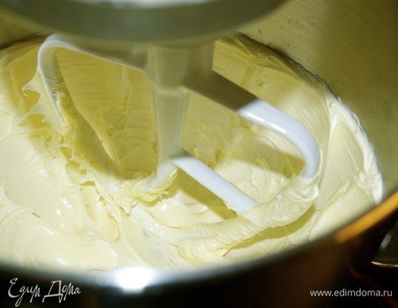 Взбиваем до кремообразного состояния размягченное сливочное масло (самое лучшее, что Вы можете найти!))))