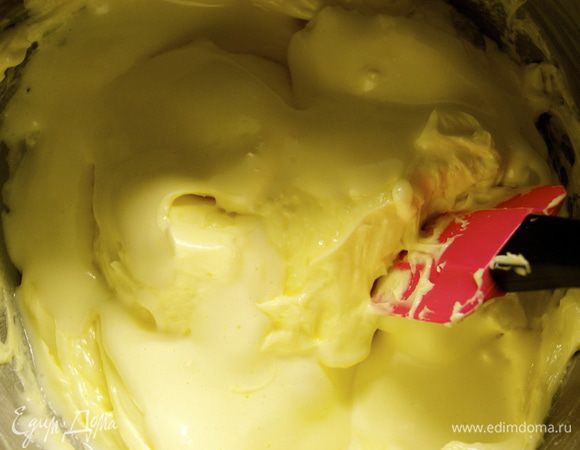 Добавить к яичной смеси взбитое масло и осторожно перемешать крем. Крем очень вкусный! У Вас получится чуть больше 400 г масляного крема. Для нашего торта нам понадобится около половины... Поэтому или сразу уменьшайте количество используемых ингредиентов для крема, или (как в моем случае) можете благополучно использовать его в каком-нибудь другом десерте - мне он пригодился для смазывания традиционного итальянского рождественского Паннетоне! )))))        