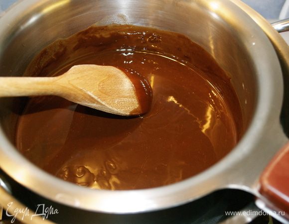 Для приготовления шоколадной глазури... На водяной бане растопить шоколад с половиной количества сливочного масла. Дайте массе остыть.