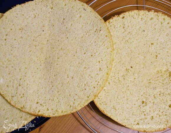 Остывший бисквит разрезать на три одинаковых по толщине коржа.