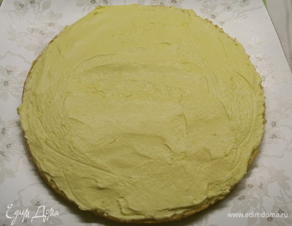 Обильно смазать сливочным кремом.