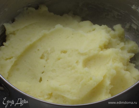 Картофель отварить и пропустить через картофельный пресс. Выложить картофельное пюре в сотейник, добавить сливки, соль, перец и готовить несколько минут на слабом огне, постоянно помешивая. Снять с огня, остудить.